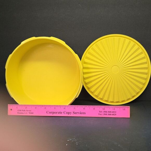 3 Assorted Sized Tupperware Containers - Picture 3 of 11